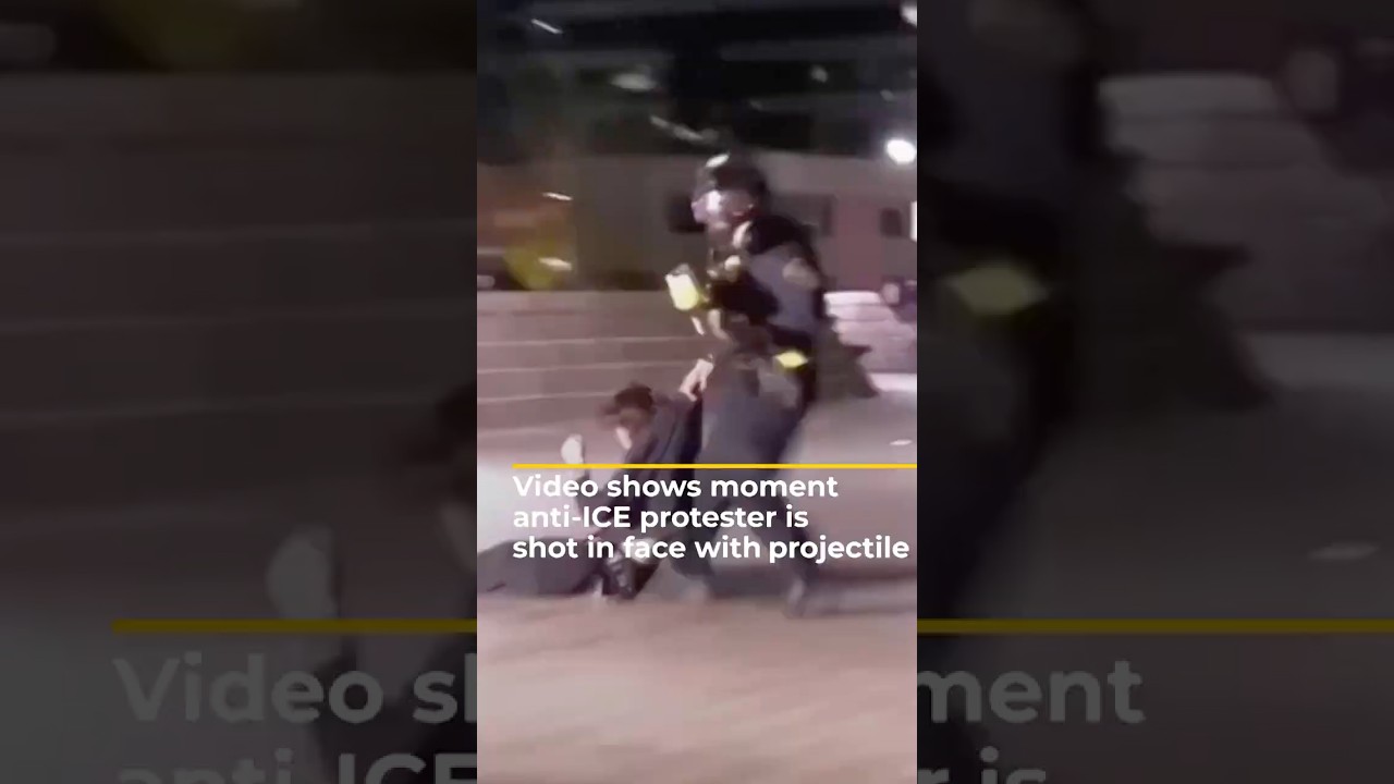 فيديو يُظهر لحظة إصابة متظاهر مناهض لهيئة الهجرة والجمارك الأمريكية (ICE) بمقذوف في وجهه | AJ #shorts