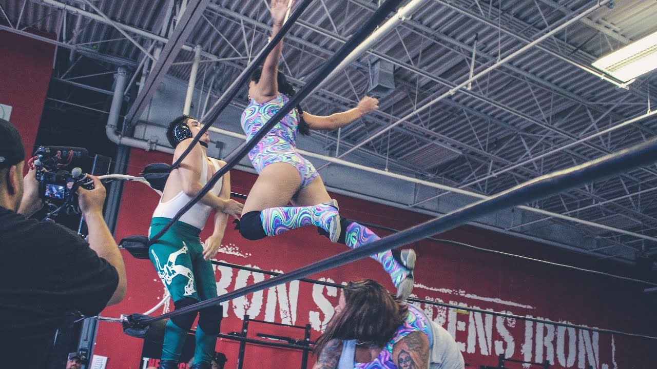 Веселье и секси (Малыш Ди и Фиби) против Томаса Соломона • Межгендерный рестлинг