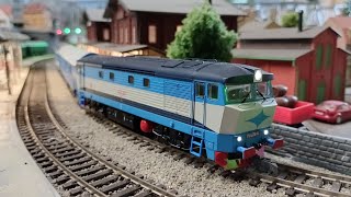 Modrá Bardotka 752 lokomotiva vlak