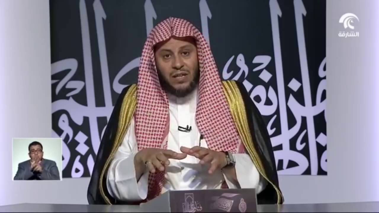 دخل المسجد وقت صلاة التراويح وهو لم يصل العشاء، فما العمل؟ - الشيخ عزيز فرحان