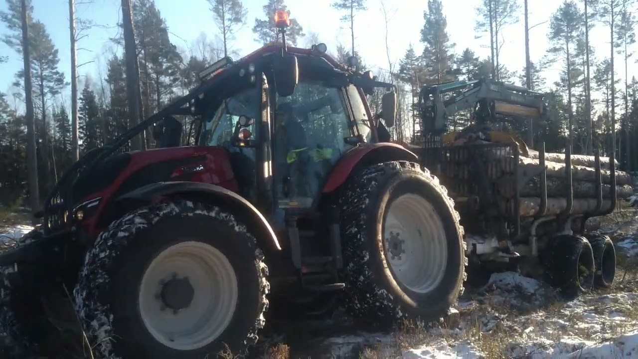 Valtra N134 Active with FTG Moheda M121 4WD (M50 Crane).