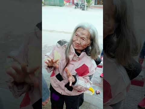 A small gesture, but filled with the old woman's affection 💦♥️ #homeless #svshorts