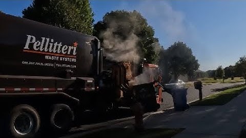 Pellitteri waste systems 536 Mack LR Labrie automizer right hand on trash