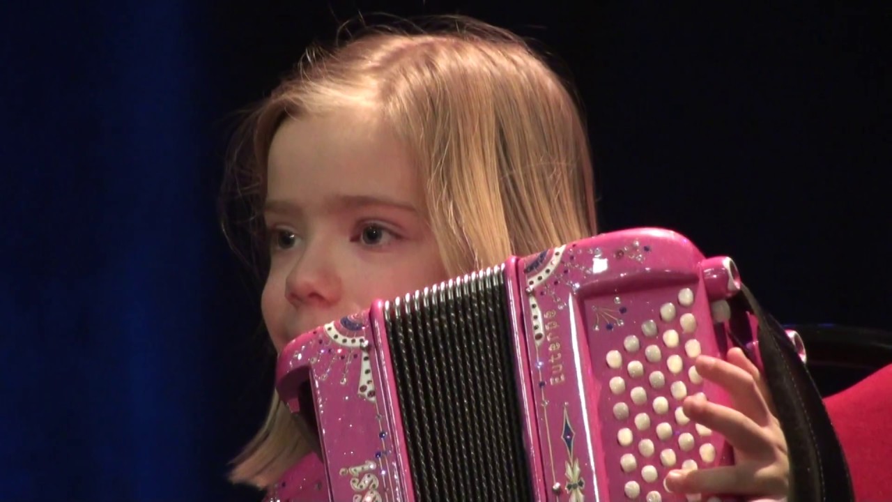 Madlyn 6 ans - Madlyn accordéon Clip Villabé In the Mood Janvier 2015 - accordeon  enfant 