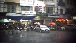 雨のベンタイン市場（ホーチミン）