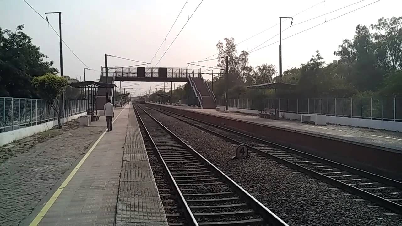 12303/04 NDLS - HWH poorva exp with GZB wap4