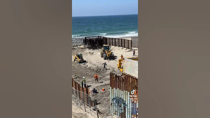 Video shows migrants in Tijuana running through border fencing inside Friendship Park at the border - DayDayNews