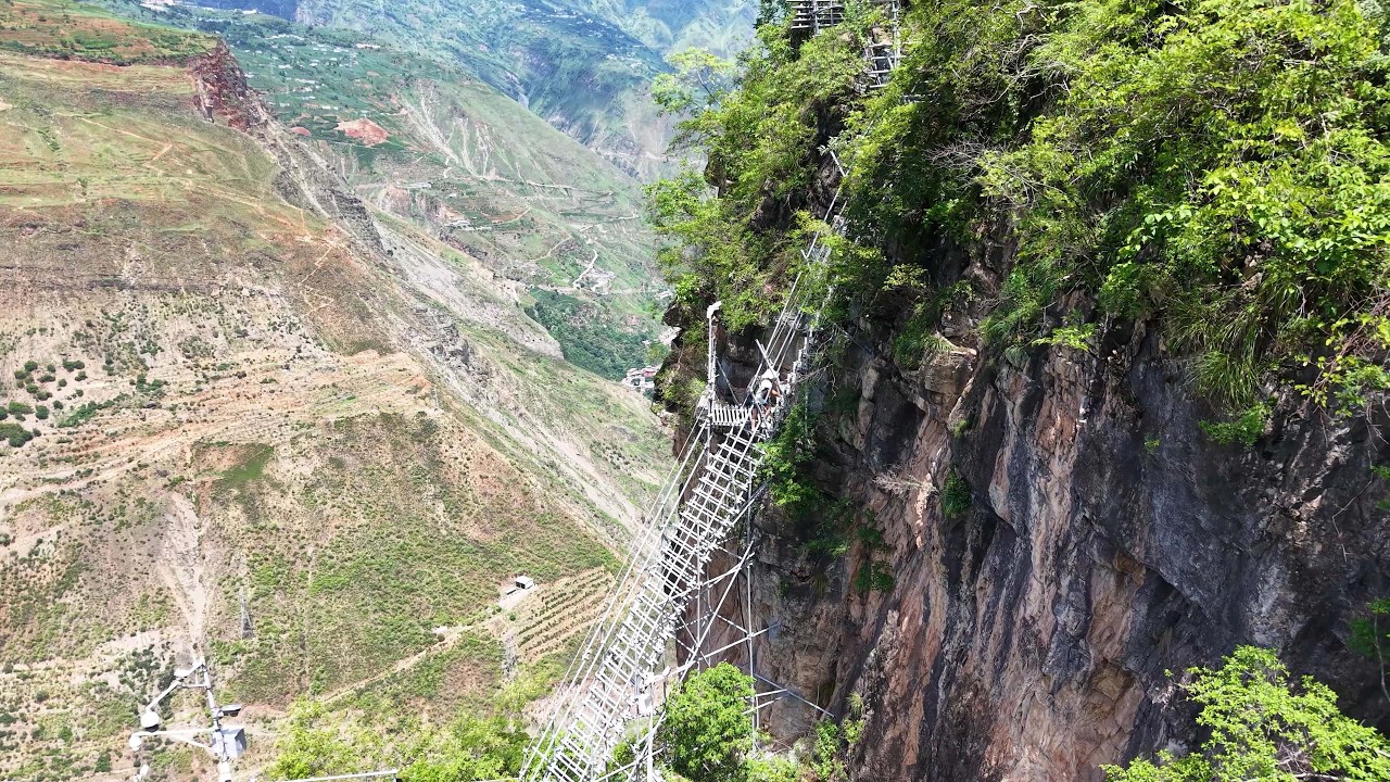 Поднимитесь по Дороге чудес на скалах Сычуани, по самой большой стальной лестнице