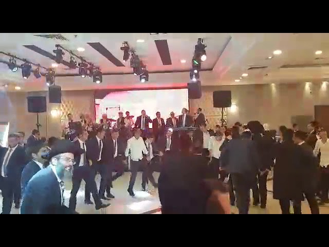 הזמר גלעד פוטולסקי עם תזמורתו של בני לאופר ומקהלת ידידים העולמית