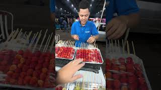 Comida de rua - espeto de morango de chocolate