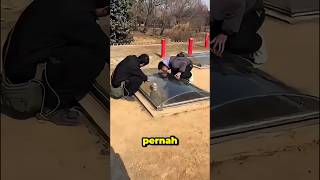 Dikubur di Balik Kaca, Bukan Tanah