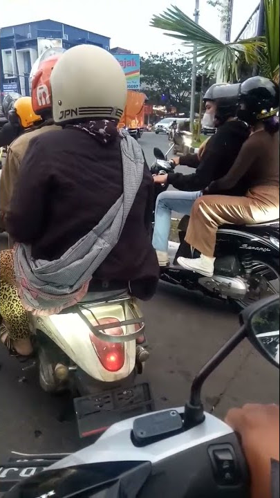 Pacaran kok diatas motor, paraaah duhh..