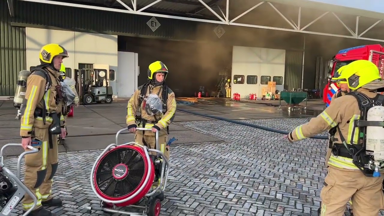 Flinke rookontwikkeling bij brand in loods Honderdland-Maasdijk