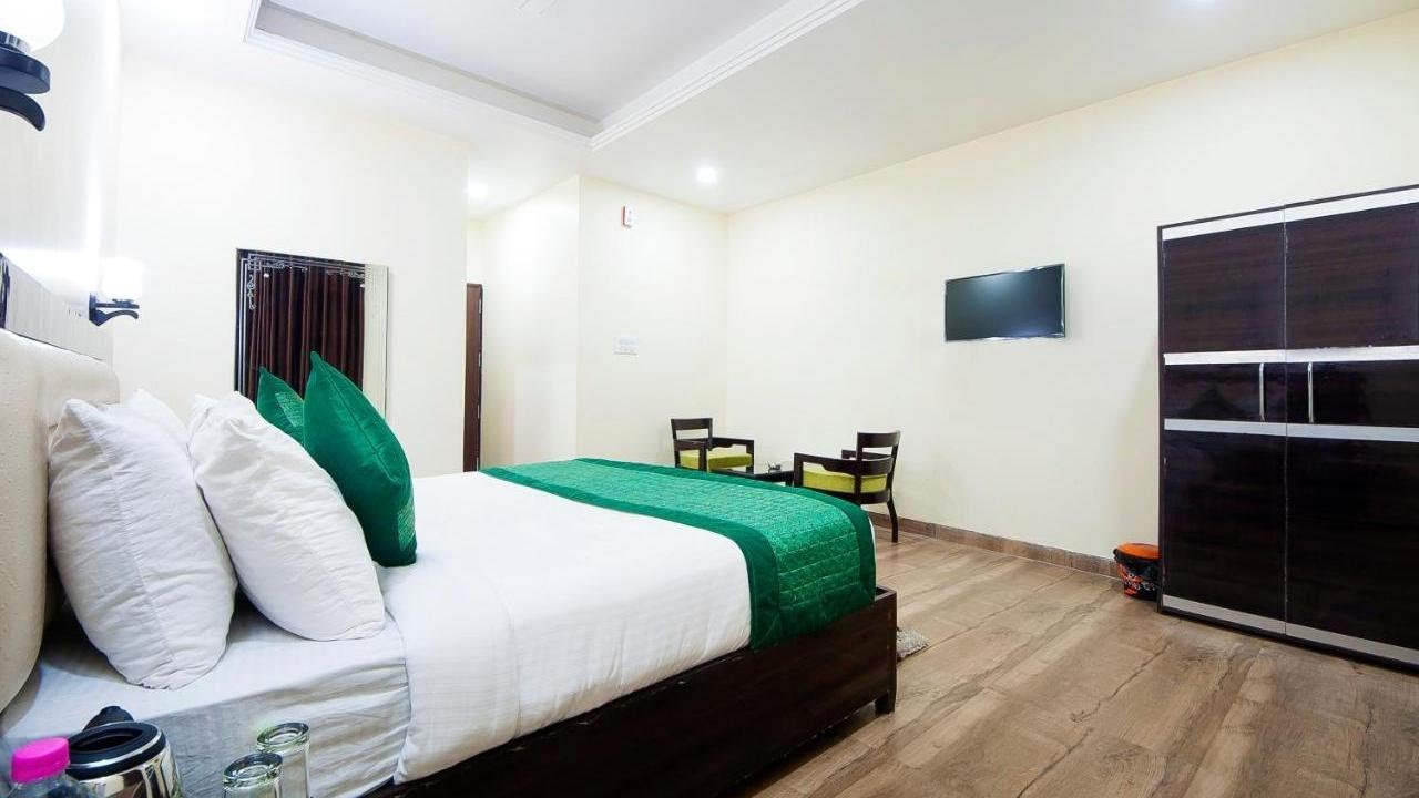 Hotel White & Blue, New Delhi, India