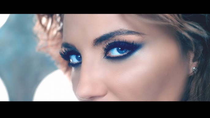 Дәретханада жасырын камера, ер адам, төменнен көрініс Түсінде төсекте сину