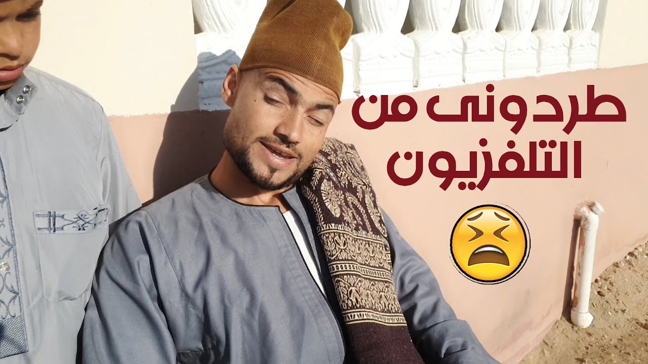 بيصور الناس الغلابة وهوه يوزع الصدقة عليهم شاهد مافعلة الاعلامى فى الحاج بسيونى