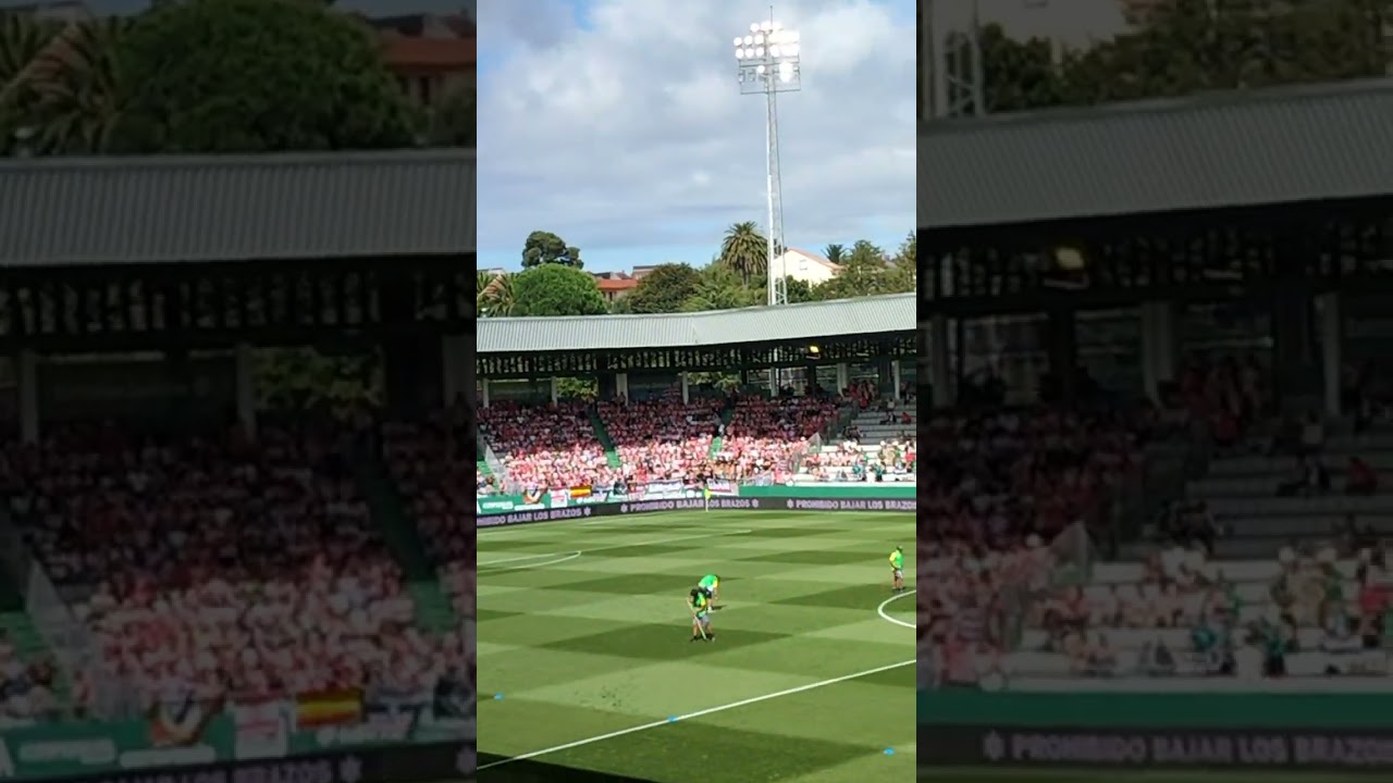 Afición ferrolana entonando canción de 