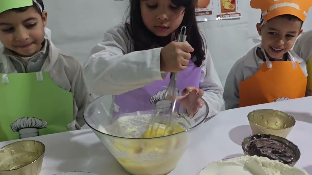 les élèves de notre Institution Riad Al Anjal préparent un cake au chocolat.