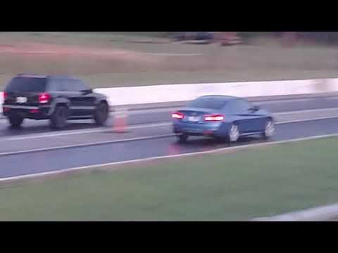 bmw-440i-vs-srt8-jeep-grand-cherokee-drag-race