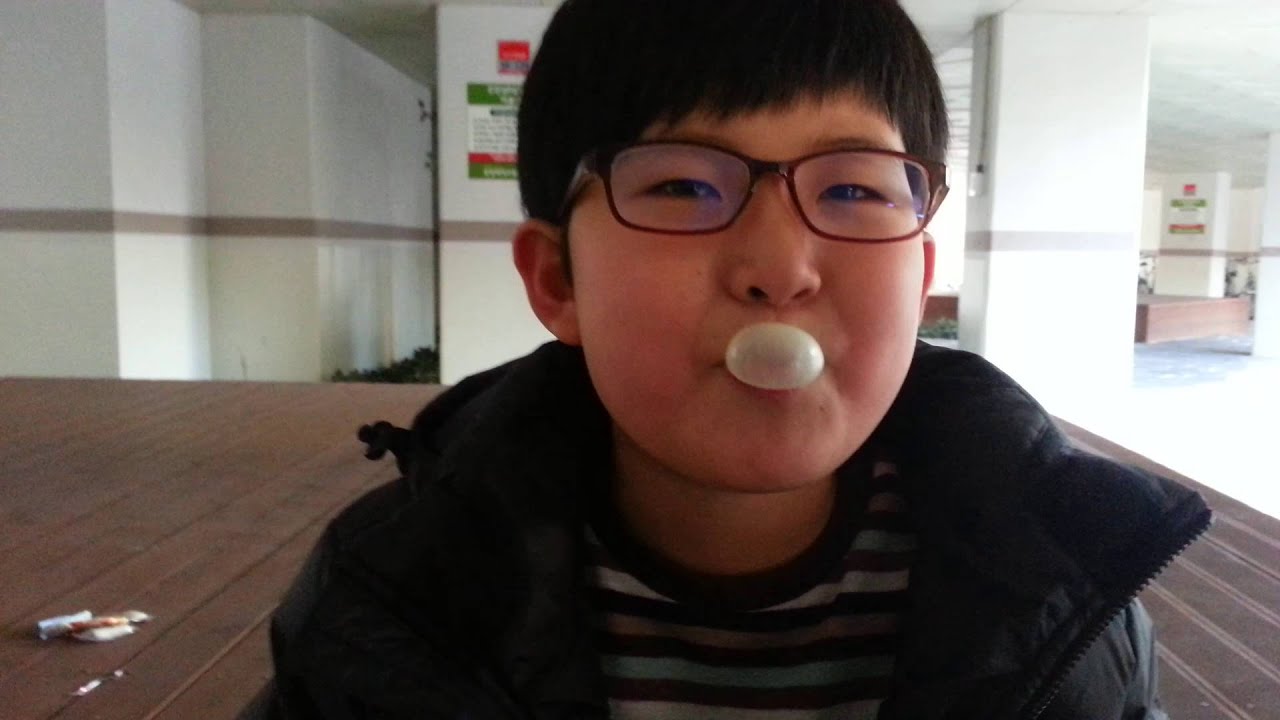 왔따 껌 크게불기 - YouTube