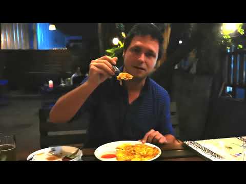 Let's eat ant larvae! Isaan-style omelet in Bangkok