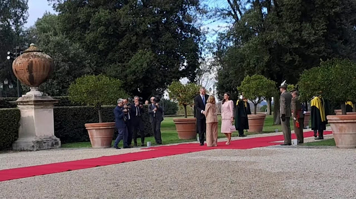 Meloni riceve i reali di Spagna, re Felipe si improvvisa "regista" per la foto