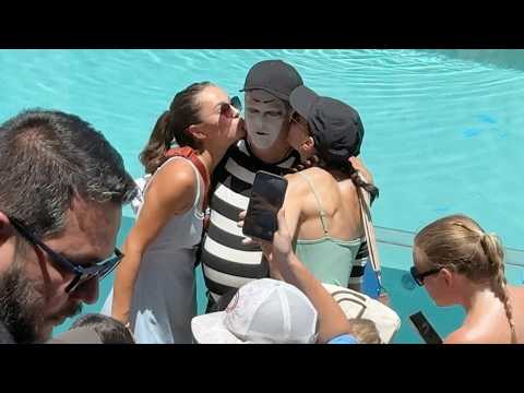 This moment had the whole crowd laughing | Tom the mime