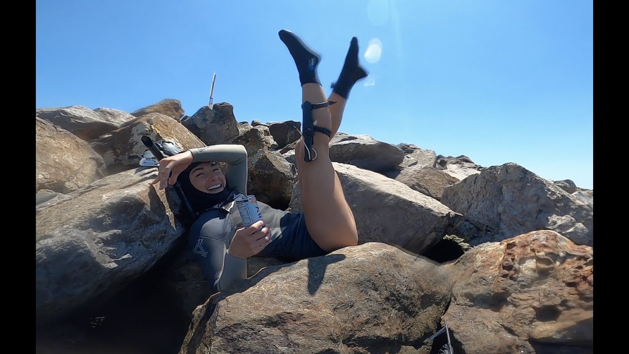 Girls with their spearguns-hunting in Mission Bay, San Diego. Ep16.
