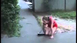 Drunk girl   Пьяная девушка добирается домой