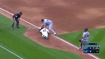 DET@CLE: Tigers catch Almonte in a rundown at third
