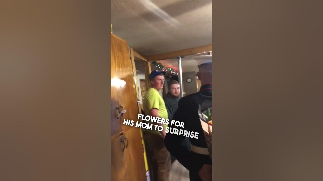 U.S. marine surprises family for Christmas ❤️ (via @hornby_rebel97/TT)