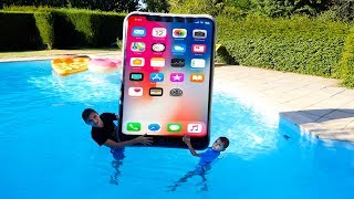 iPhone Géant dans la Piscine ! - Kids pretend play with Big iPhone in our swimming pool