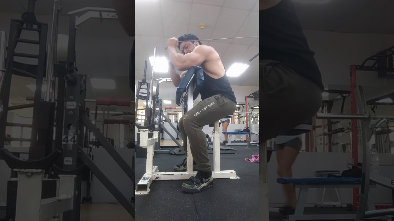 Extensión de tricep con polea con agarre neutro, apoyado en un banco