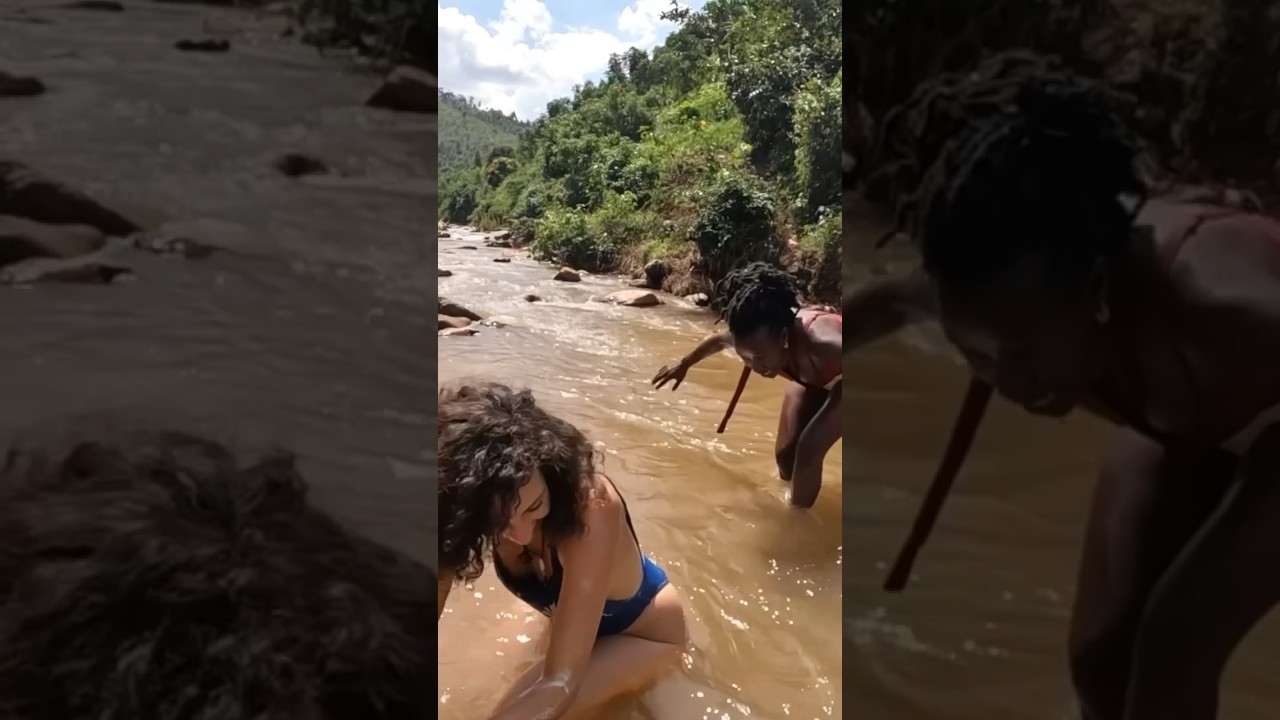 2 women fighting in the river 