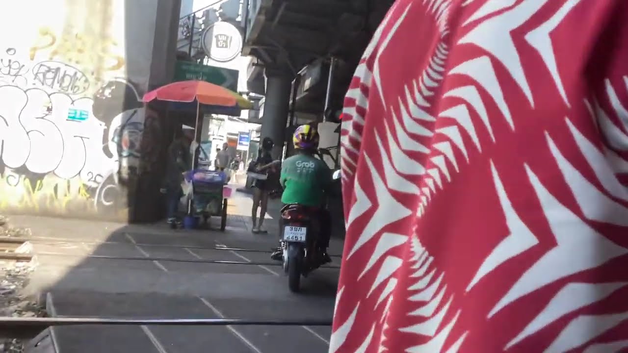 Phayathai railroad crossing 2