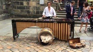 عزف جميل على الة marimba في شوارع براغ