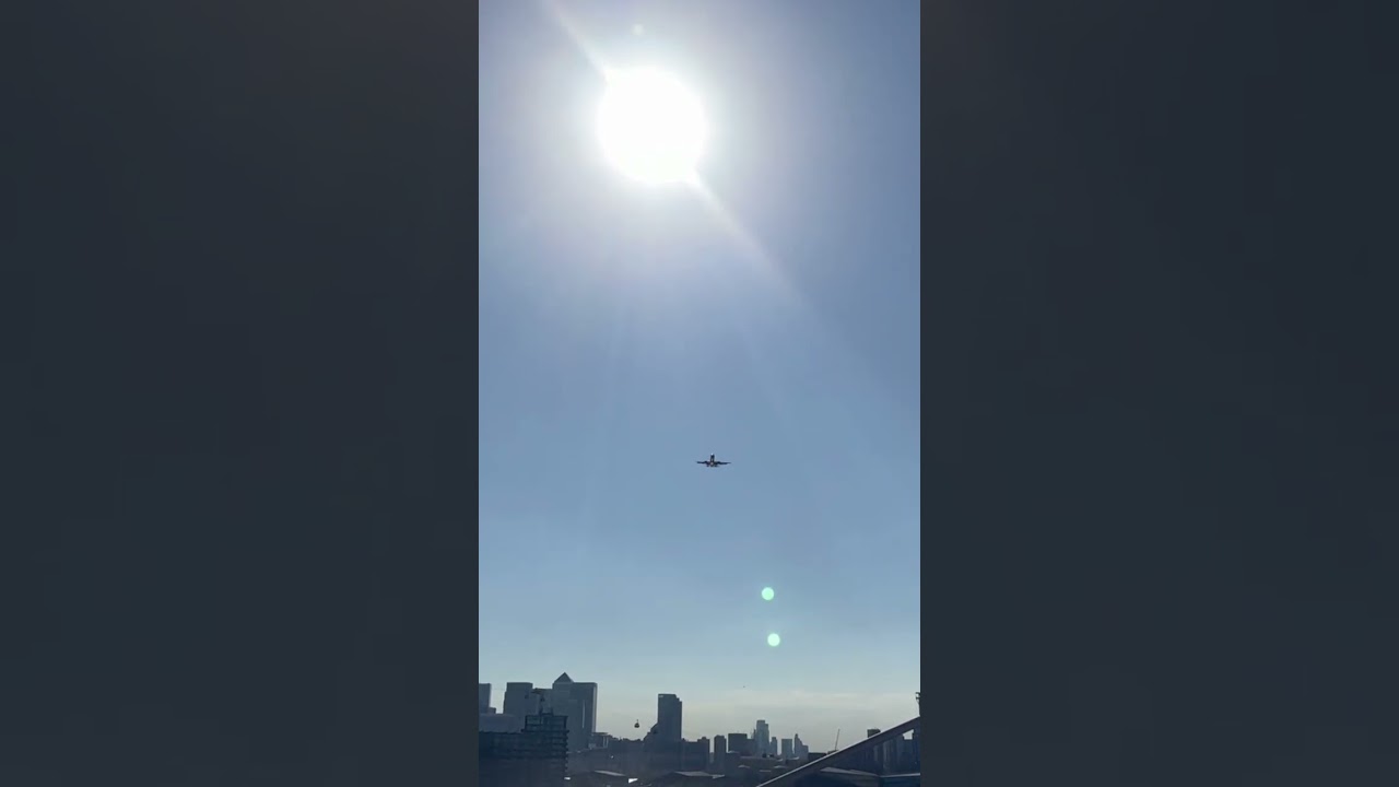Unexpected Flight Drama! Watch as an aeroplane makes a surprise landing in London!