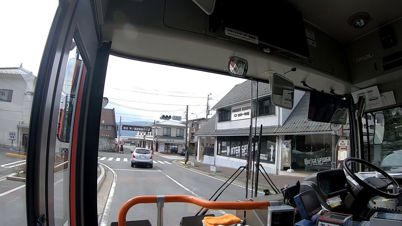 とても親切なバス運転手さん、不慣れな乗客たちにバス停案内をする