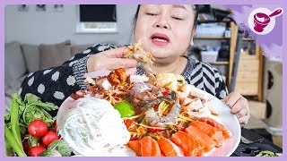 Eating a HUGE TRAY of som tam 😃 | Yainang
