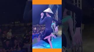 ai đang đi trên đường đê