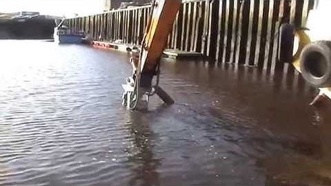 Bơm nạo vét biển sông hồ gắn cần máy xúc