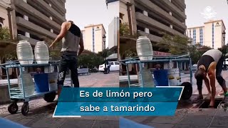 Captan a vendedor de aguas frescas llenando sus recipientes en una coladera