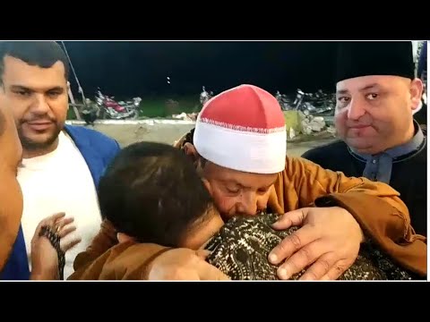 شاهد فرحة الشيخ ممدوح الكبيرة وبكائه عند وصول الشيخ حلمى الجمل شاهد فرحة الشيخ ممدوح الكبيرة وبكائه عند وصول الشيخ حلمى الجمل