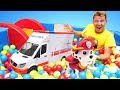 Видео для детей — Веселая школа, машинки и Щенячий Патруль в бассейне с шариками