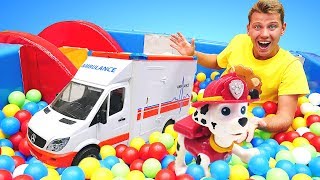 Видео для детей - Веселая школа, машинки и Щенячий Патруль в бассейне с шариками