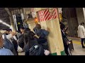 JR東日本松戸駅2番線の車内で急病人発生！某熊により非常停止ボタンが扱われる瞬間…！！（2025.5.9.20:10）その後駅員さんたちが駆けつけて対応が始まりました