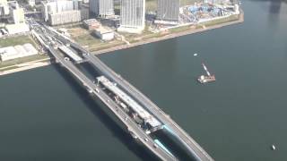 巨大橋桁をリフトアップ　首都高晴海線