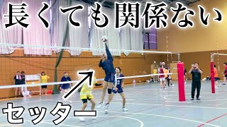 (Volleyball match) A brilliant two-attack that confuses the opponent