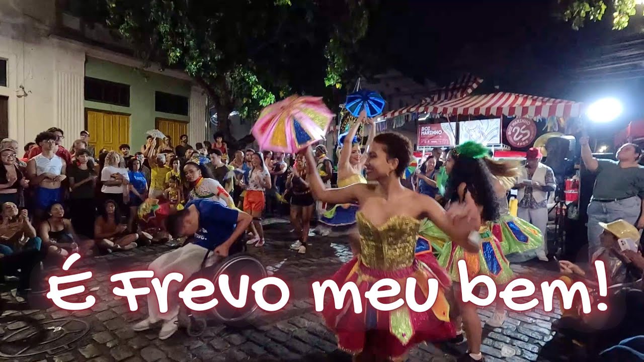 🔥🐂 O FREVO E O BOI MARINHO se encontram no Recife Antigo! 🎭💃🎶 #carnaval #recife #frevo