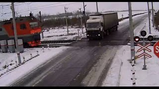 Два поезда сбивают грузовик. Казахстан. Страшная авария. Шокирующее видео. 2014(Столкновение произошел 22.11.2014 около 12 дня. Водитель грузовика был убит в ужасной столкновении с поездом..., 2014-12-06T12:42:05.000Z)